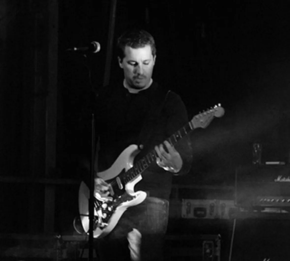 Christoph Hagen auf der Bühne mit Stratocaster